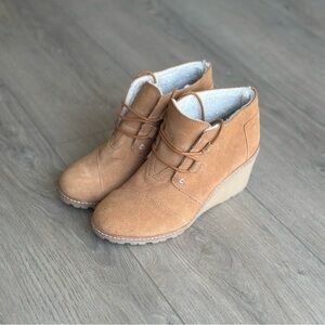 TOMS Women’s Size 7.5 Wheat Brown Suede Leather Sherpa Wedge Ankle Desert Boots
